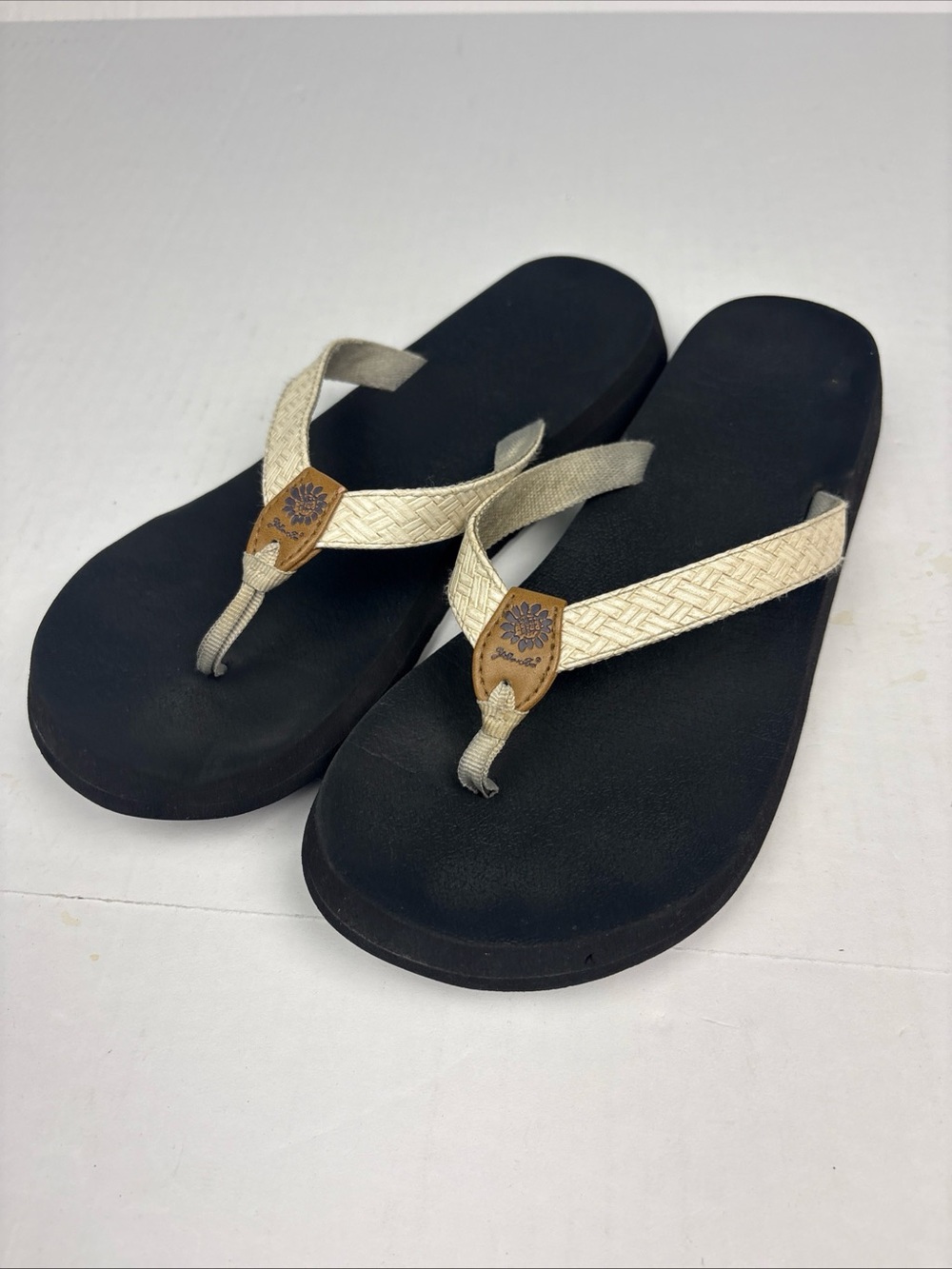 Yellow Box Women Size 9 Flip Flops Sandals Beige Black Woven Summer Thong Slip